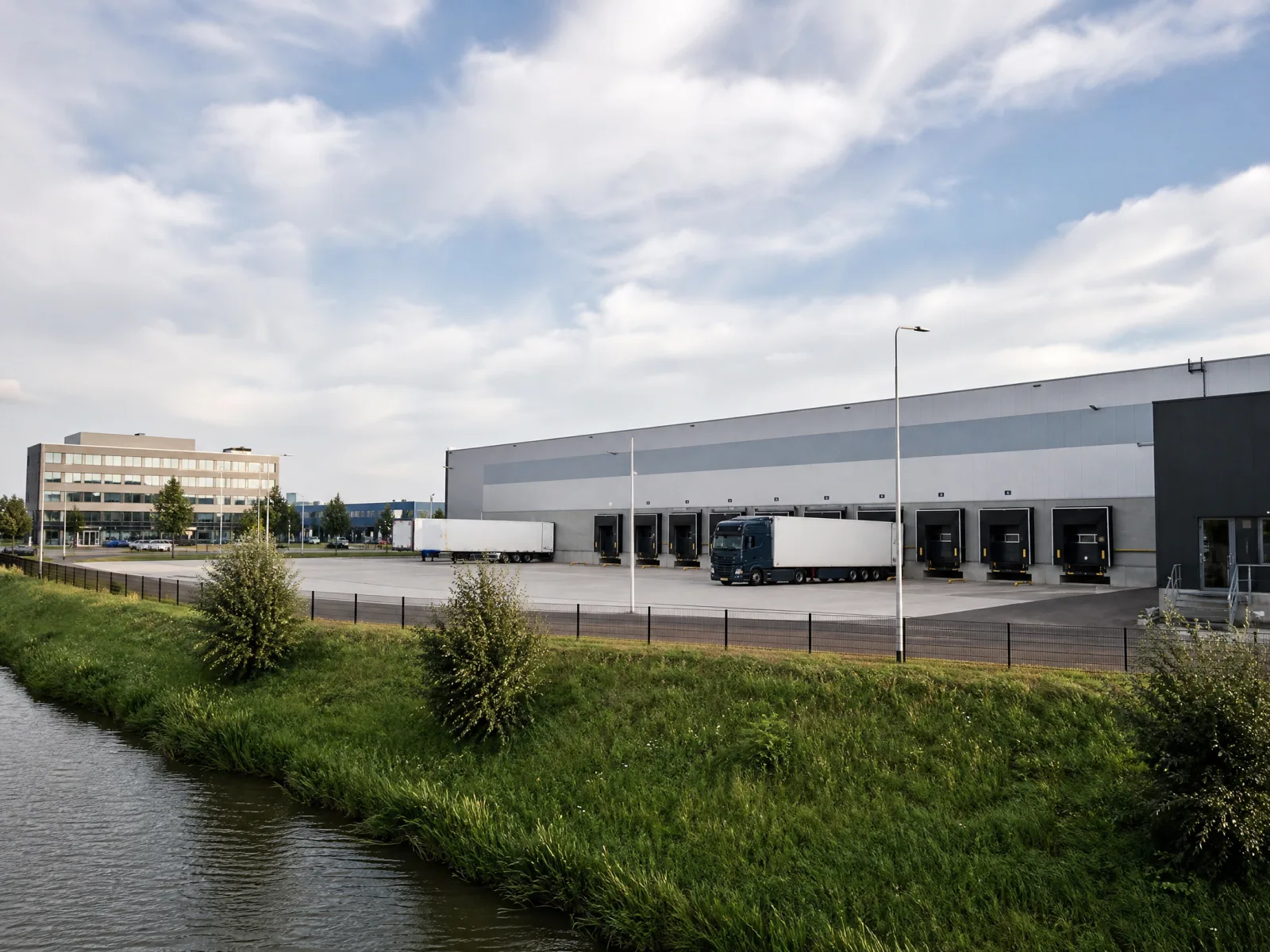 Modern distributiecentrum met laaddocks op een Nederlands bedrijventerrein